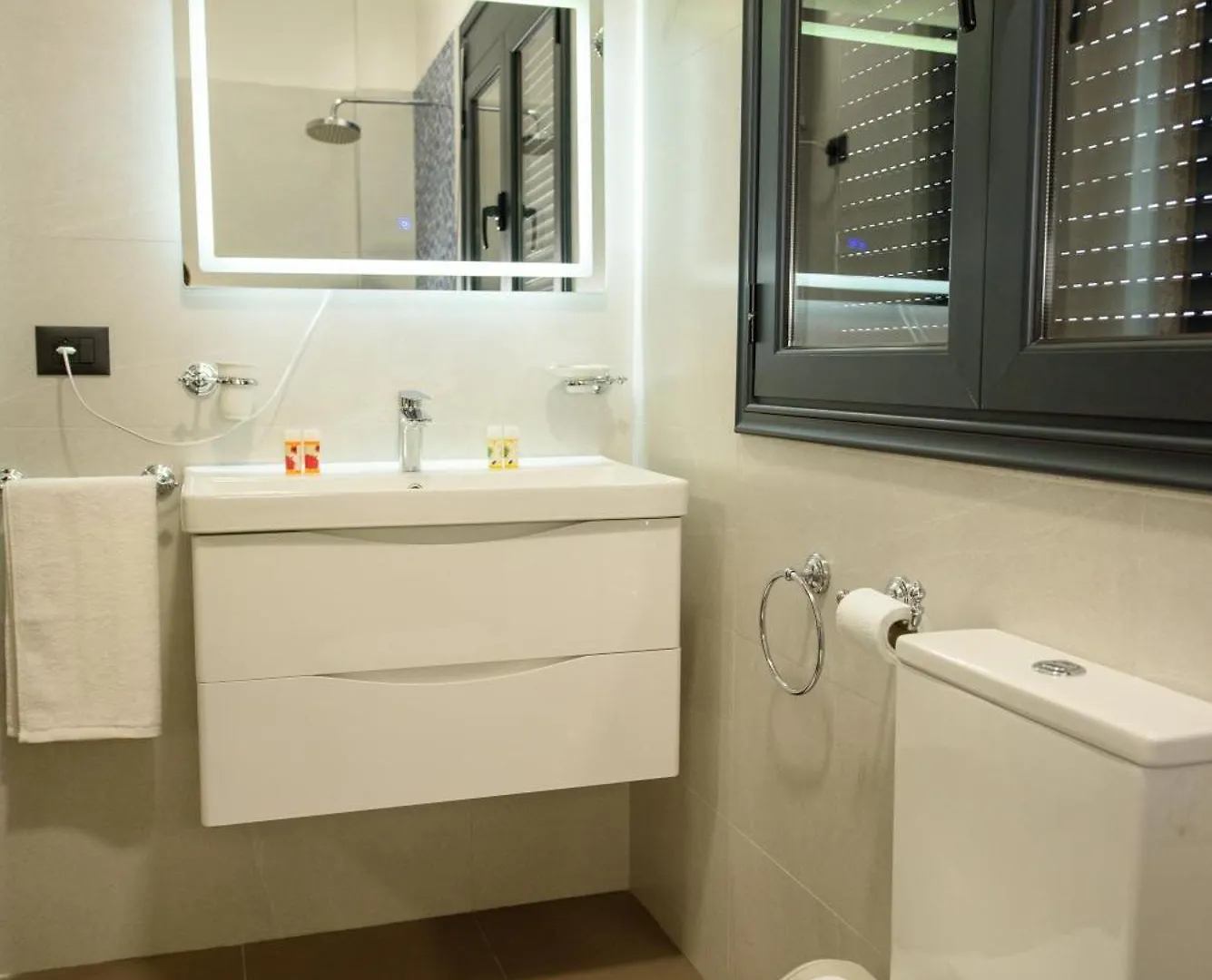 アパートホテル Olivium Rooms Vlorë アルバニア